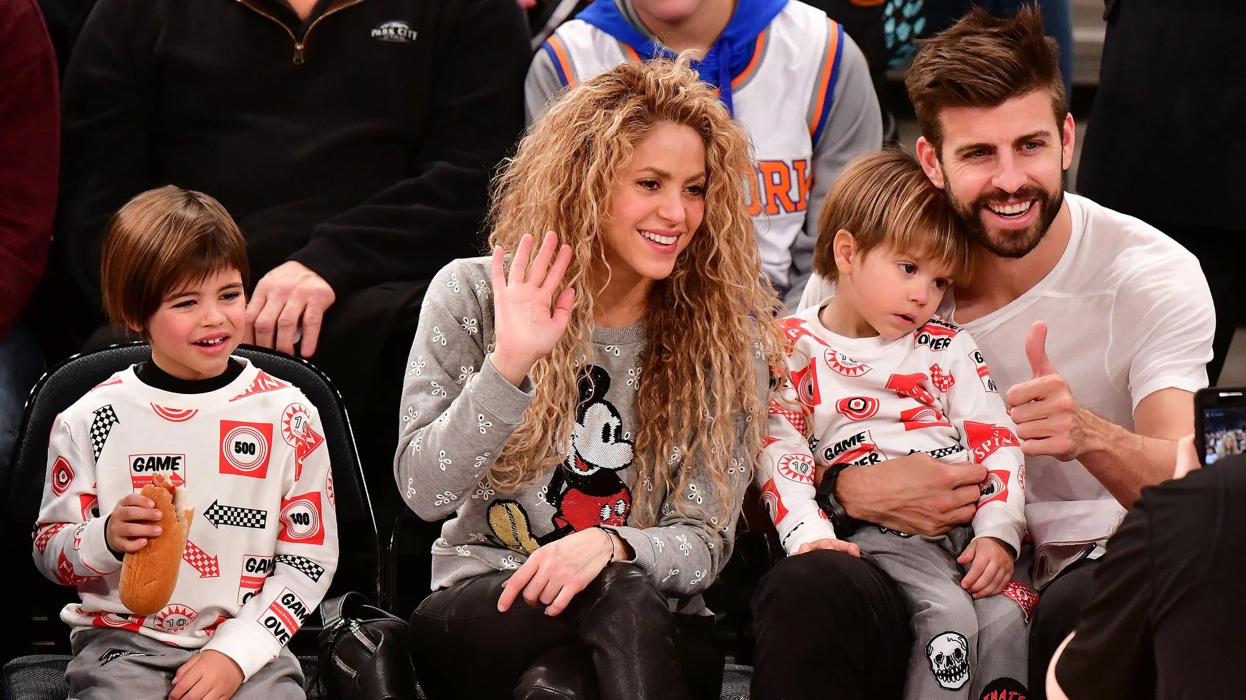 Shakira con sus hijos Milan y Sasha. (Web)
