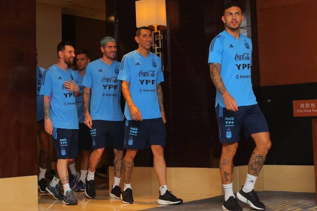 Messi junto a su grupo de siempre en la activación de la selección (AFA)