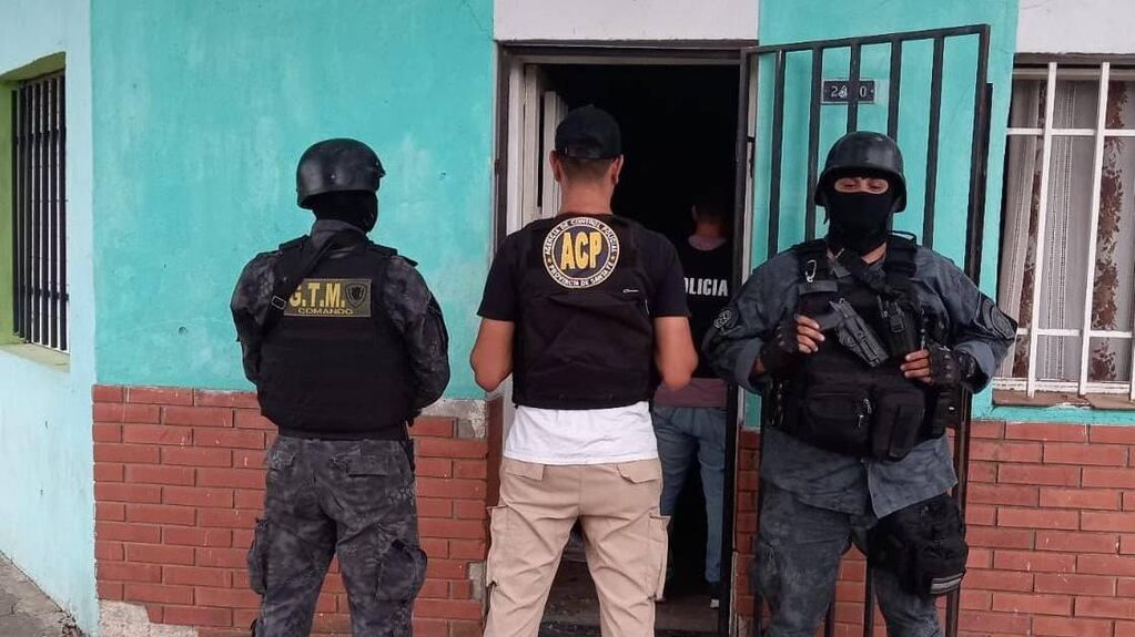 La Agencia de Control Policial (ACP) de Rosario realizó allanamientos en los que capturó a un presunto integrante de la célula de "Los Monos" en barrio Ludueña. También detuvieron a su madre, una integrante de la fuerza que está de licencia.