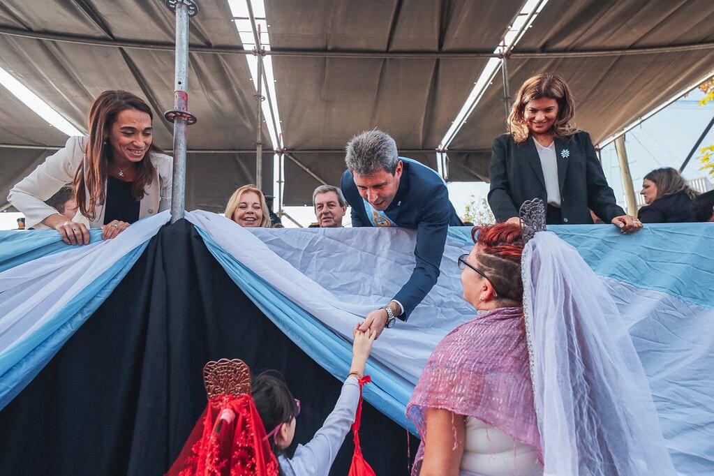 El gobernador Uñac en el desfile que se hizo por primera vez en Caucete.