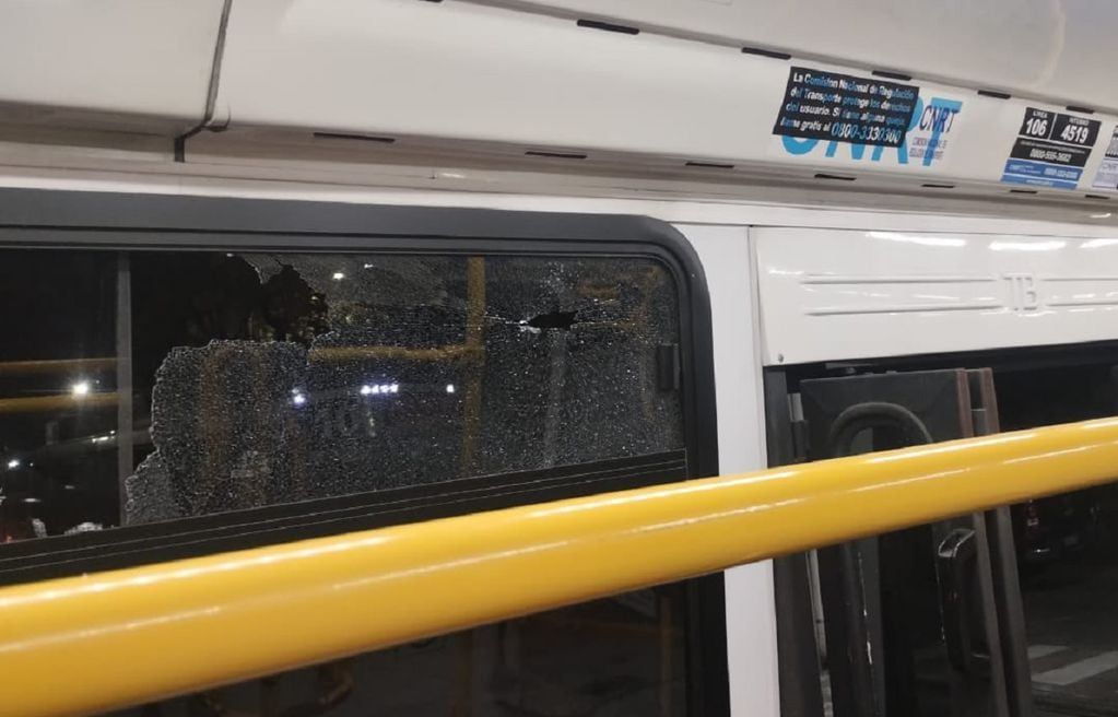 Colectivos atacados a piedrazos durante el paro / X Patricia Bullrich