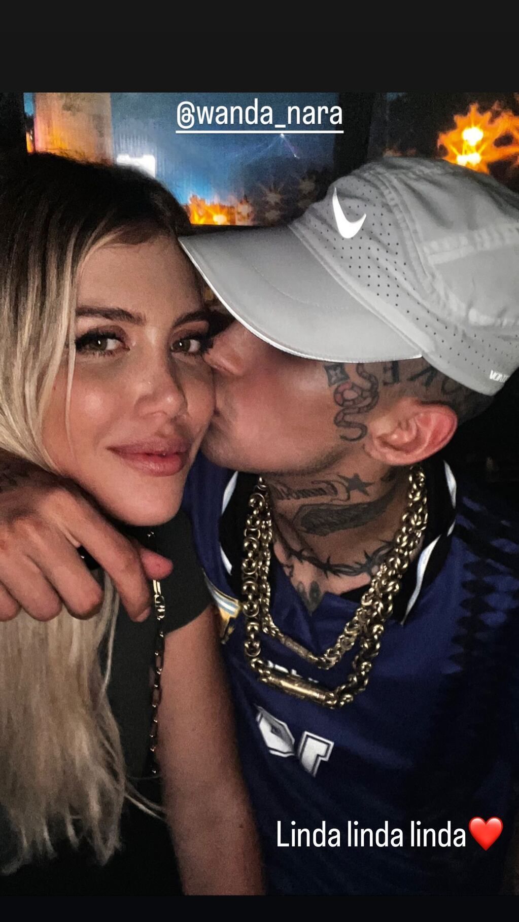 L-Gante y Wanda Nara a los besos en un conocido boliche de Buenos Aires.