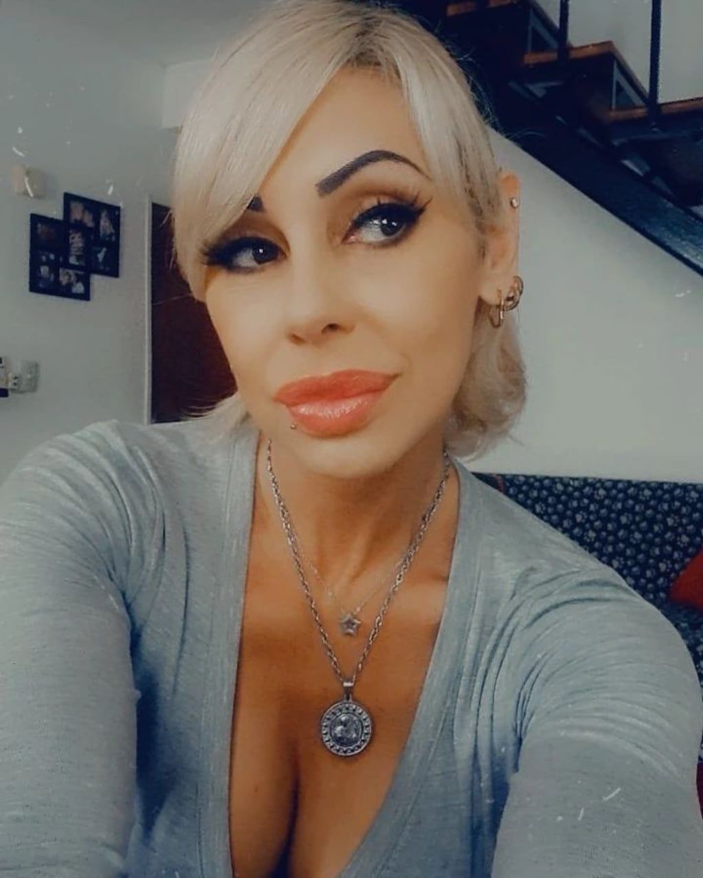 Mónica Farro frente a la cámara.