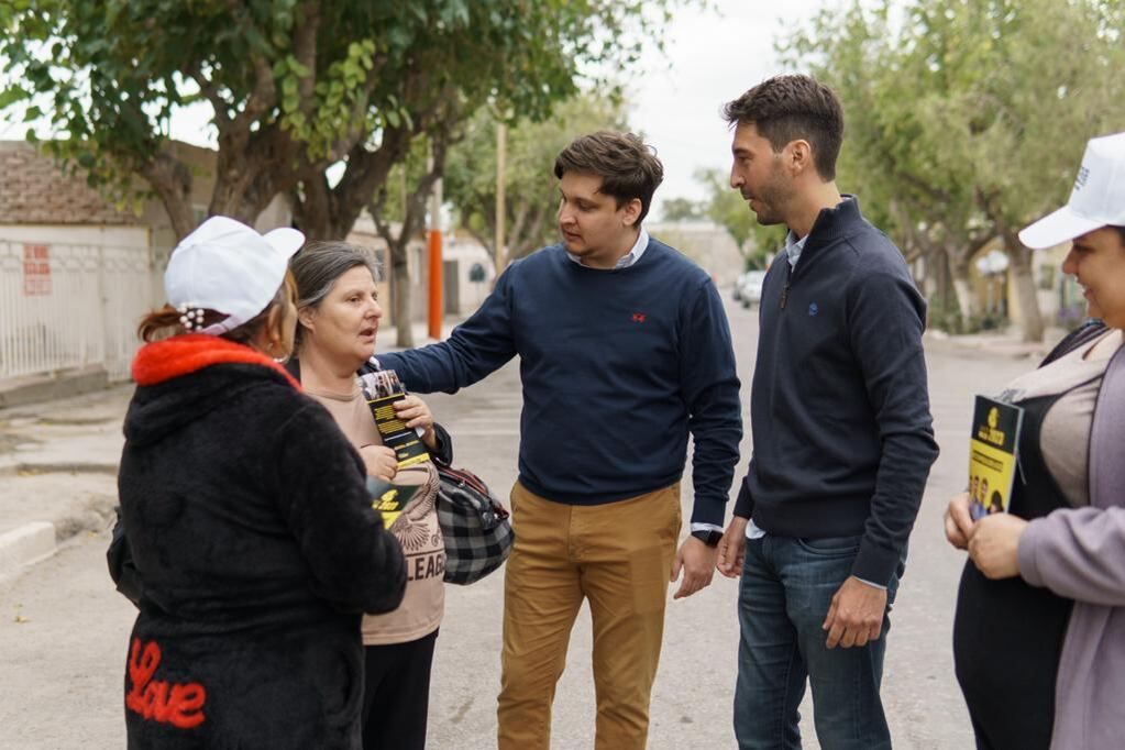 Agustín escuchando los problemas de la gente.