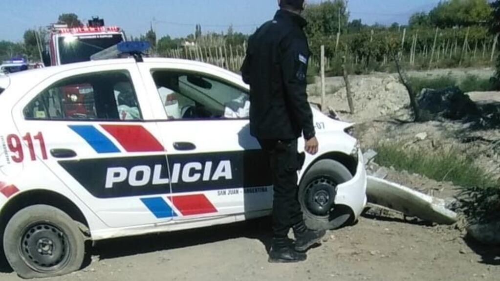 Uno de los móviles de la Policía chocó contra otro que estaba estacionado y sufrió graves daños.