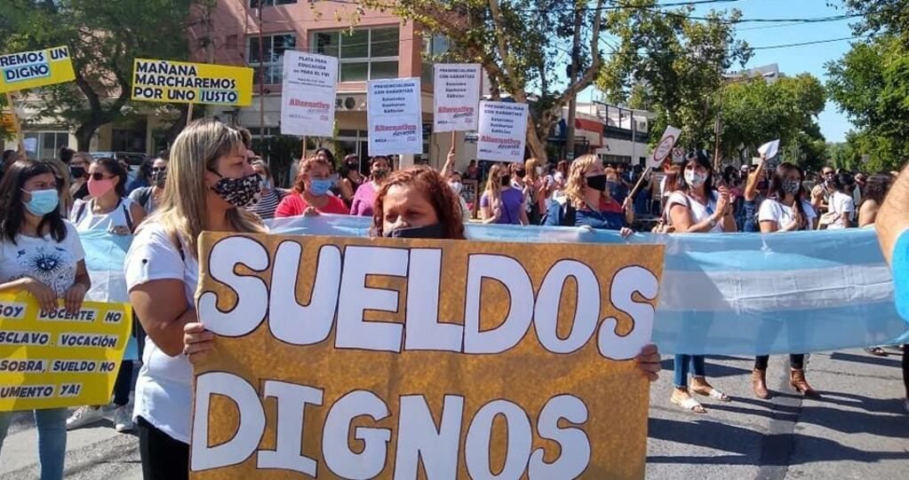 Con pases de factura a los gremios, los docentes autoconvocados se plantaron en marzo frente al Gobierno y cumplieron 17 días de paro. Dicen que volverán a la lucha si en la próxima negociación no son escuchados.