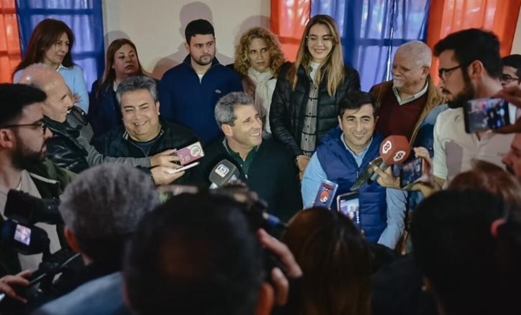 Sergio Uñac hizo una caminata en Santa Lucía para apoyar la candidatura a gobernador de su hermano Rubén. Luego, improvisó una conferencia de prensa y anunció su postulación.