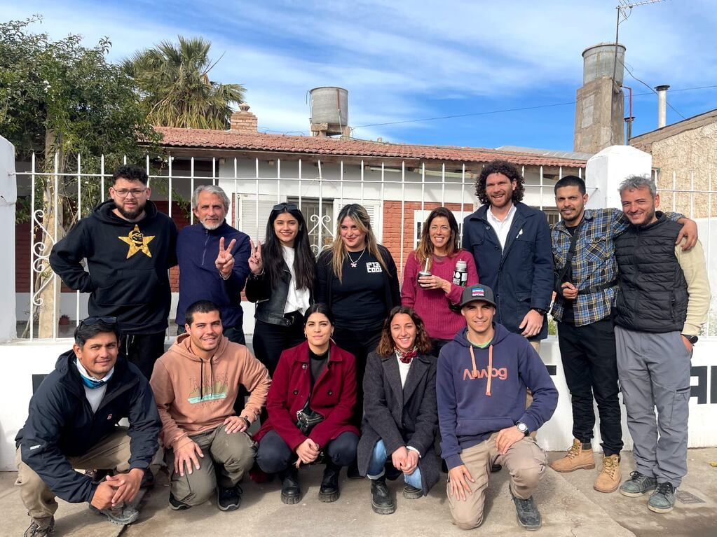 Paula Abal Medina en la visita que realizó junto a Eduardo Cámus a la Cooperativa 135, donde se encontró con un grupo de trabajadores.