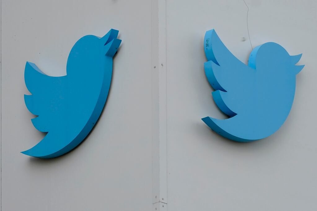 ARCHIVO - Logos de Twitter colgados fuera de la oficina de la empresa en San Francisco, 19 de diciembre de 2022. Ella Irwin, una gerente de Twitter a cargo de seguridad y manejo del contenido, ha renunciado. El dueño de la empresa, Elon Musk, se quejó públicamente sobre el manejo de mensajes sobre temas transgénero. (AP Foto/Jeff Chiu, File)