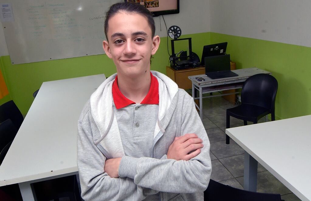 Felipe Cicchinelli (14 años),  de la Escuela Edison, trabaja en el Proyecto de aplicación para seguimiento de razas de perros