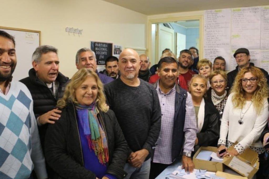 Luis Lucero (en el centro) aspira a un segundo mandato. Es foco de críticas de los llamados autoconvocados, que aseguran que no es representativo.