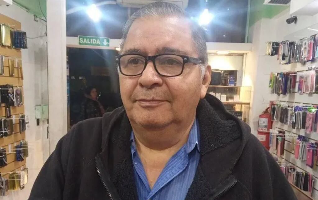 Un sanjuanino busca en las redes sociales a su familia biológica.