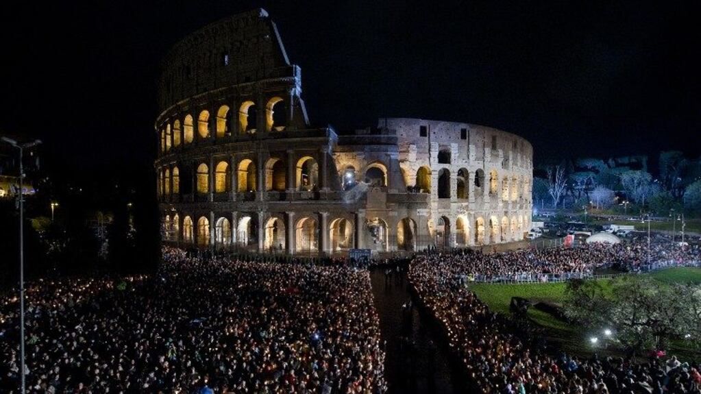 El Vía Crucis en el Coliseo Romano.