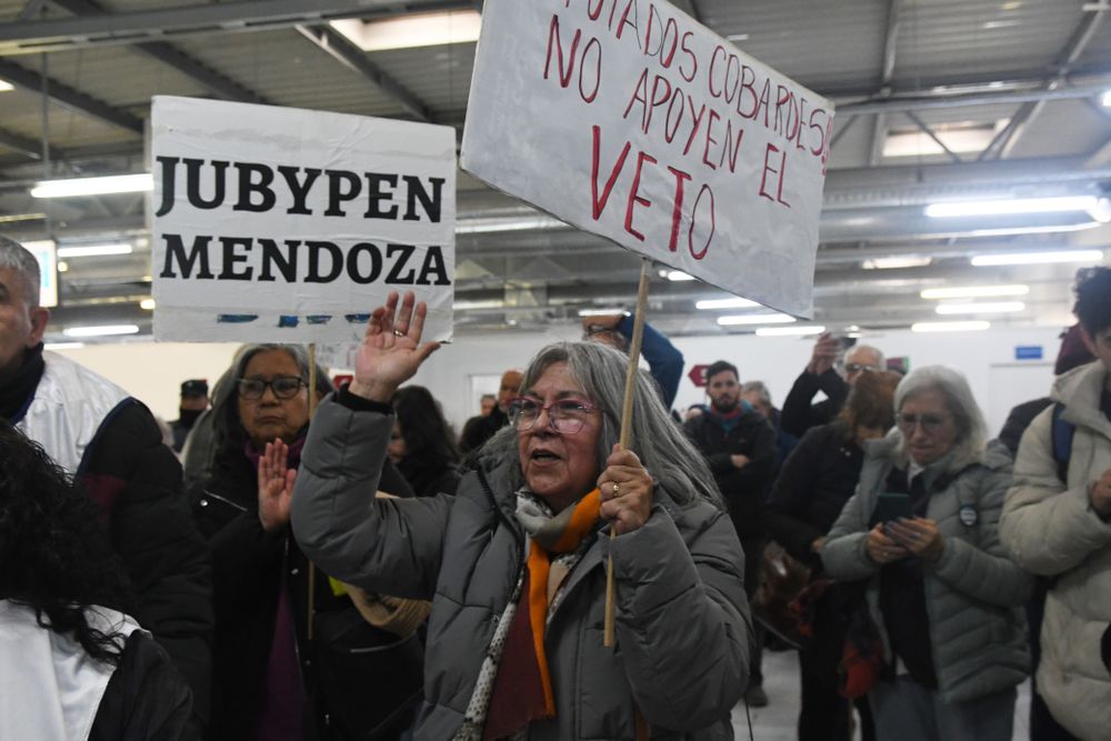 Un numeroso grupo de jubilados invadió hoy a una oficina de Pami en Mendoza en reclamo por su asistencia de salud. Foto: Ramiro Gómez Un numeroso grupo de jubilados invadió hoy a una oficina de Pami en Mendoza en reclamo por su asistencia de salud. Foto: Ramiro Gómez