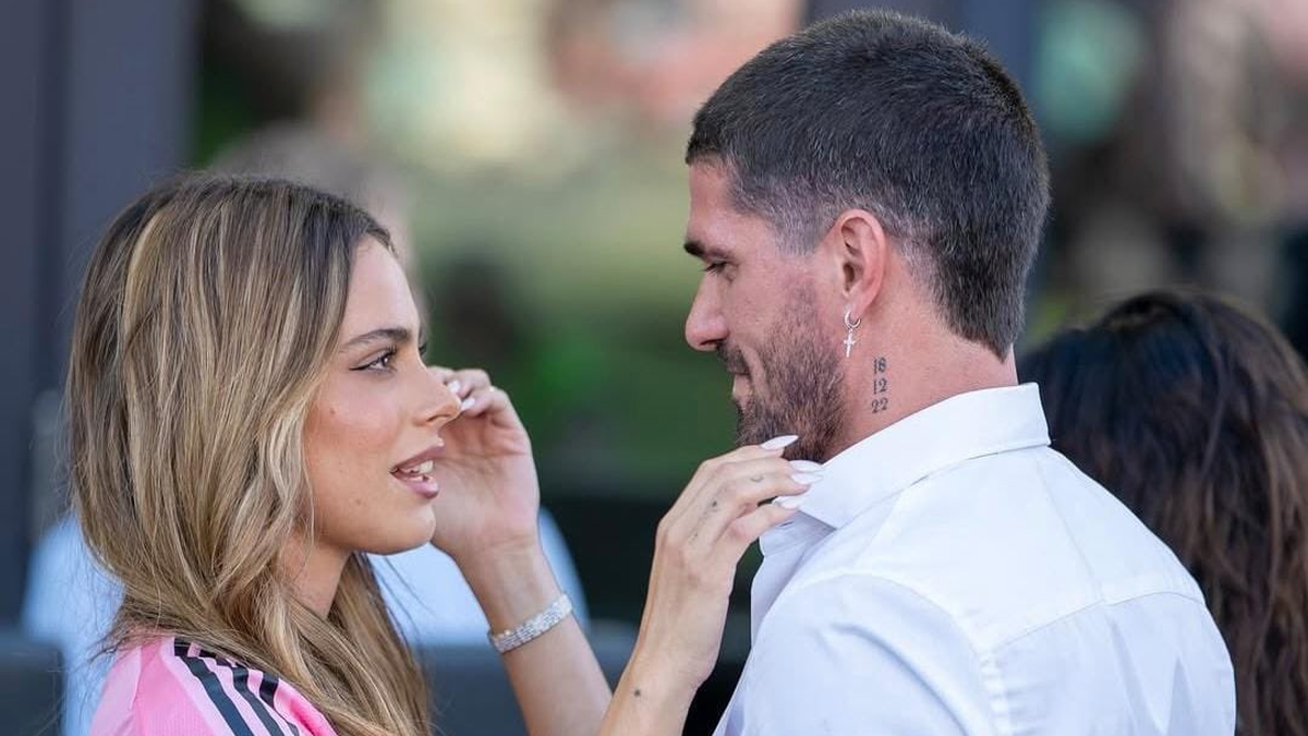 Rodrigo de Paul y Tini Stoessel confirmaron su compromiso en redes: foto del lujoso anillo
