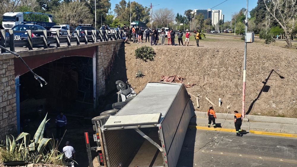 Camión desbarrancó en el Acceso Este y cayó sobre Cañadita Alegre.