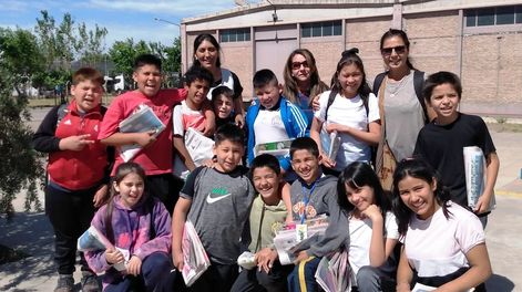 Todos los alumnos de 4º y 5º grados de la escuela Nº 1-191 “Julio Leónidas Aguirre”, de Godoy Cruz, acompañados por sus docentes, Paola Pérez y Patricia Aguirre.