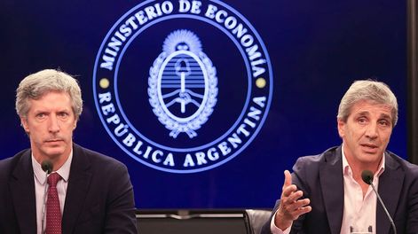 Los Andes | El ministro de Economía, Luis Caputo, y el presidente del Banco Central, Santiago Bausili, durante el anuncio del acuerdo con el FMI. Foto NA: MARIANO SÁNCHEZ