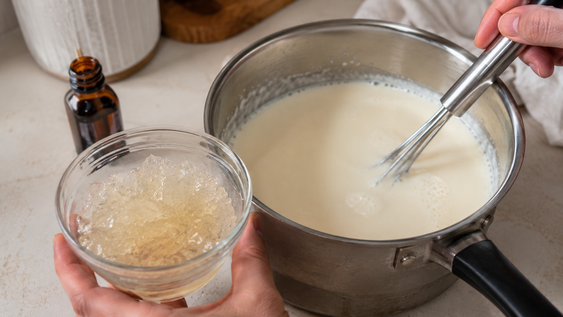 simplemente mezcla la gelatina con leche caliente: el postre mas facil y delicioso