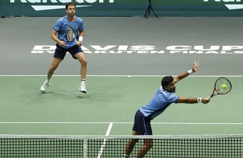 Horacio Zeballos y Máximo González vencieron en tres sets a Goransson y a Ymer para que la serie termine 2-1 a favor de los europeos. / Gentileza.