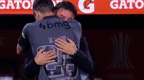 El mediocampista saludó con mucho afectó al Muñeco, su ex entrenador, antes del arranque entre River y Atlético Mineiro por los cuartos de final de la Copa Libertadores. / Gentileza.