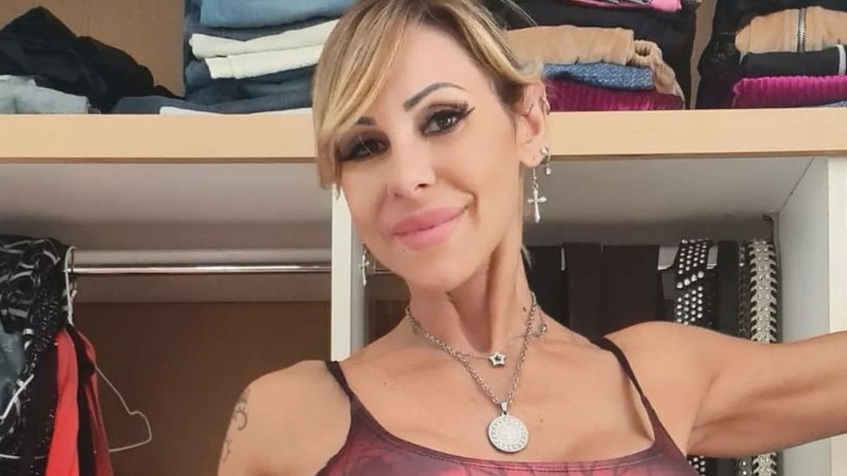 Mónica Farro se grabó desde la playa y le faltó poco para mostrar toda