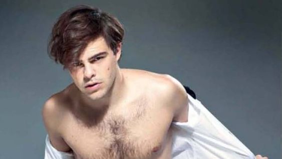 Peter Lanzani al desnudo