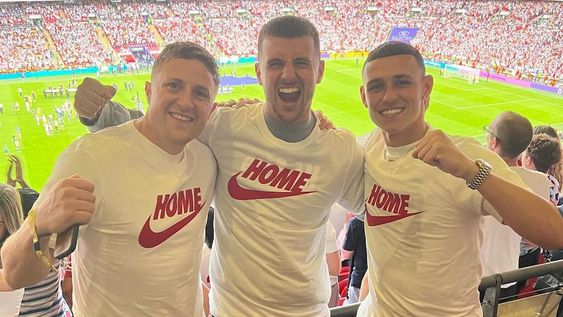 Phil Foden (Manchester City) y Manson Mount (Chelsea) estuvieron presentes en la final de la Eurocopa femenina alentando a las jugadoras.