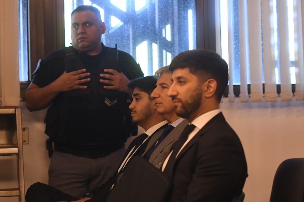 Nahuel Bento (primero) al lado de su padre Walter Bento y su hermano Luciano B. 