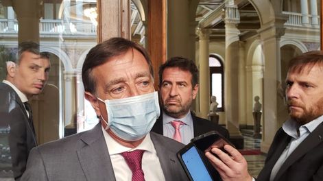 Los Andes | Rodolfo Suárez se reunió este mediodía con el presidente Alberto Fernández. Detrás están el ministro Mario Isgró y el titular de Emesa Pablo Magistochi.