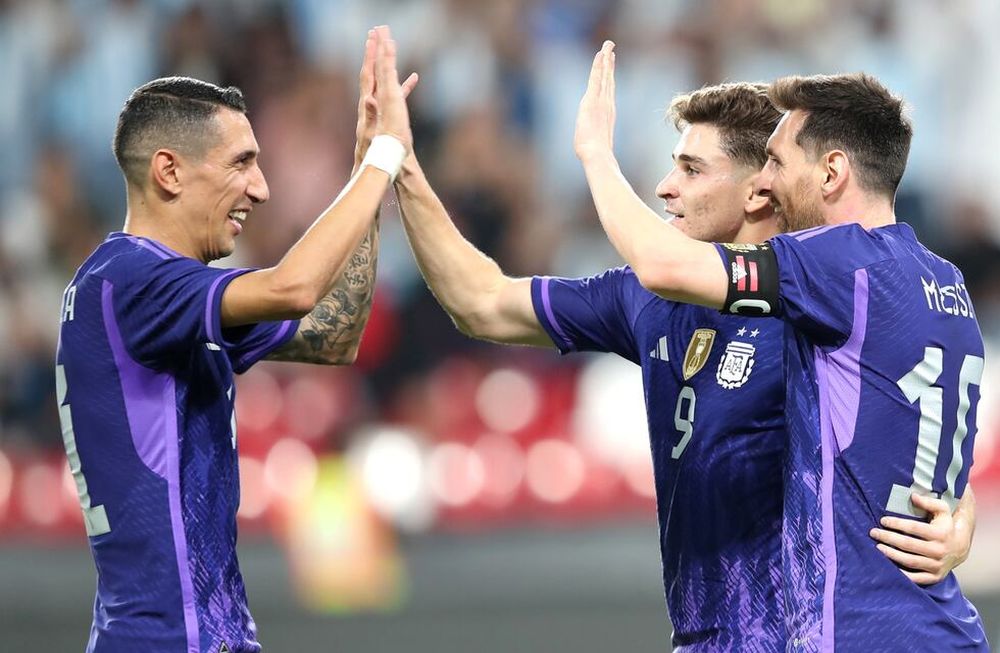 Abu Dhabi (United Arab Emirates), 16/11/2022.- Julian Alvarez of Argentina celebrates with teammates Angel di Maria (L) and Lionel Messi (R) after scoring the opening goal during the international friendly soccer match between the United Arab Emirates and Argentina in Abu Dhabi, UAE, 16 November 2022. Argentina is preparing for the FIFA World Cup 2022 in Qatar with their first match against Saudi Arabia on 22 November. (Futbol, Amistoso, Mundial de Fútbol, Arabia Saudita, Emiratos Árabes Unidos, Catar) EFE/EPA/ALI HAIDER
