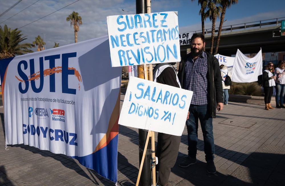 Los gremios SUTE y ATE se manifestaron la semana pasada en distintos puntos de la provincia en reclamo de aumento salarial.Foto: Ignacio Blanco / Los Andes
