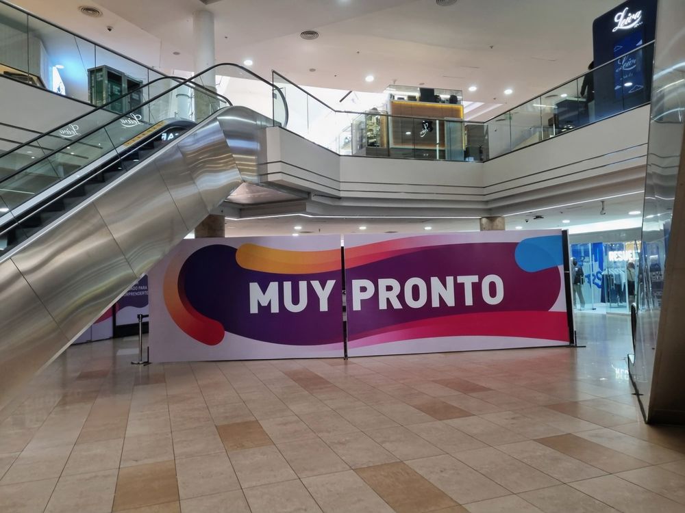 El Mendoza Shopping tiene varios espacios comerciales en refacción o a la espera de nuevas marcas. 