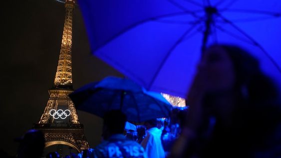 La Torre Eiffel luce iluminada bajo la lluvia el viernes 26 de julio de 2024 durante la inauguración de los Juegos Olímpicos de Verano, en París, Francia. (Foto AP/Natacha Pisarenko)