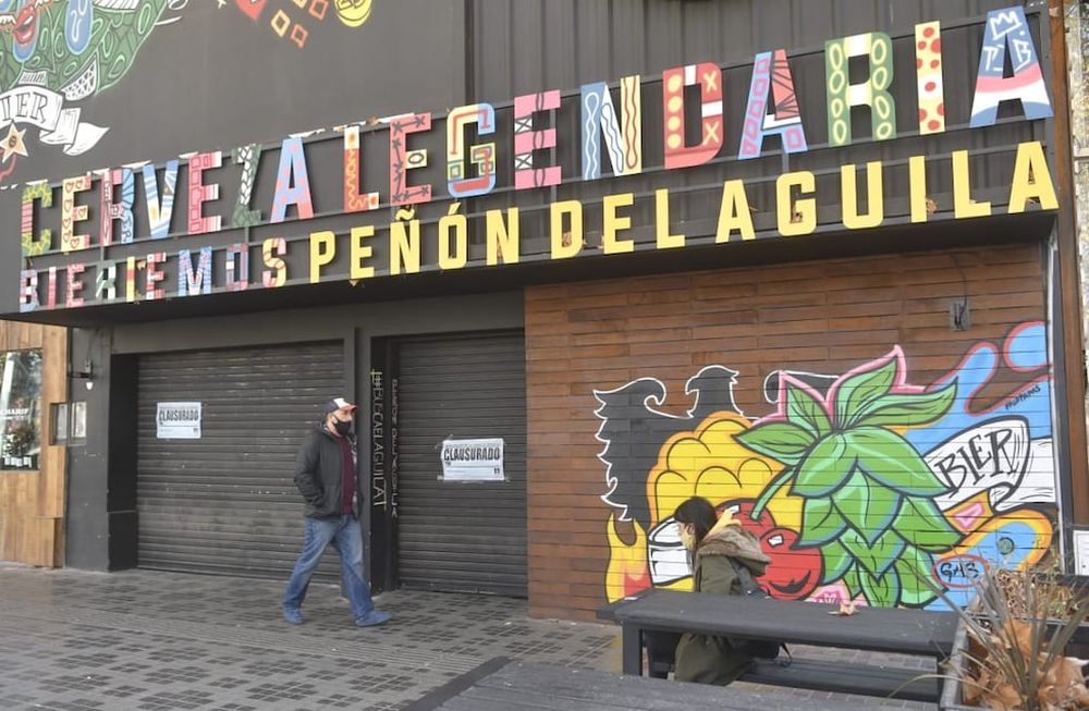 Anoche los inspectores municipales clausuraron la cervecería Peñón del águila, sobre Villanueva antes de Martínez de Rosas. / Orlando Pelichotti