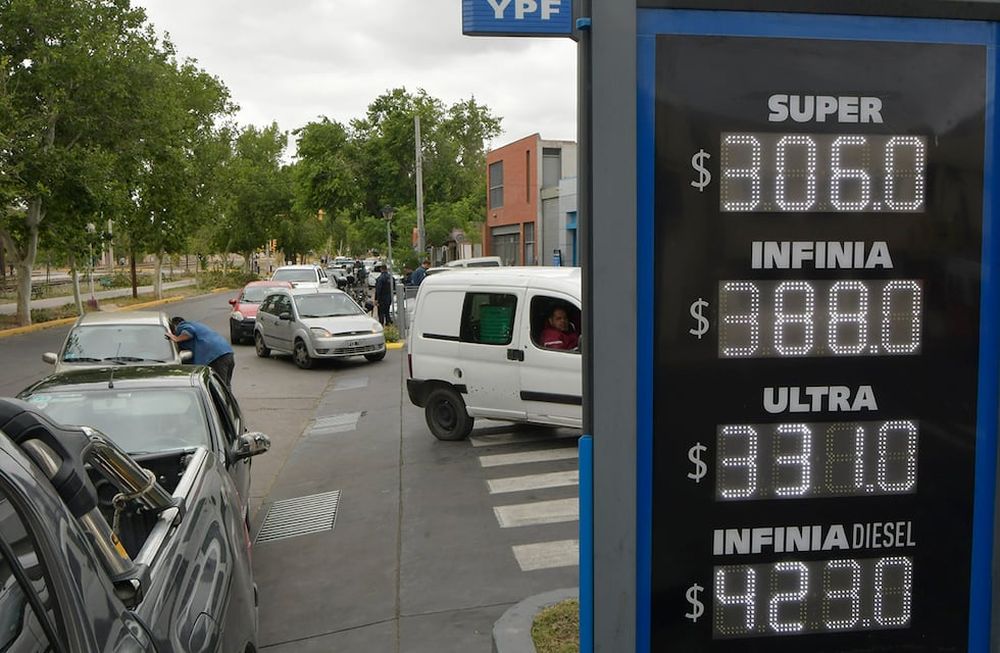 Noviembre empezó con incrementos cercanos al 10% en las estaciones de servicio, mientras siguen las quejas por faltantes y largas filas para cargar nafta y gasoil. Foto: Orlando Pelichotti / Los Andes