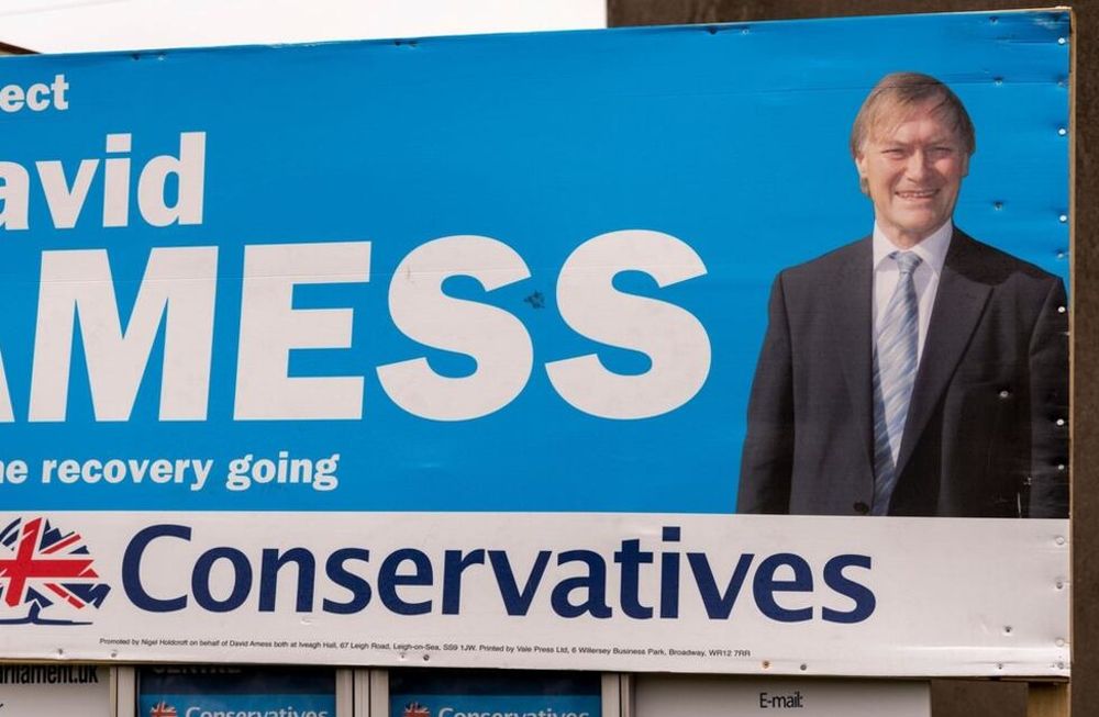 Gran Bretaña: apuñalaron “varias veces” a un diputado dentro de una iglesia