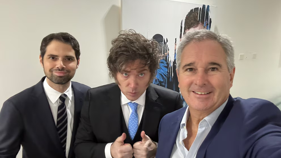 El embajador argentino en Francia, Ian Sielecki, con el presidente Javier Milei y el canciller Pablo Quirno.
