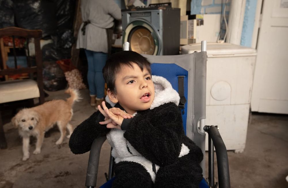 Efraín Dalcecco tiene 6 años, nació con parálisis cerebral y necesita ayuda para un costoso tratamiento en Paraguay.Su mamá Verónica Morales y su abuela Elsa Gil son voluntarias en el comedor y merendero Los Horneritos del Borbollón en el departamento de Las Heras, pero ahora él y su familia necesitan ayuda.Foto: Ignacio Blanco / Los Andes