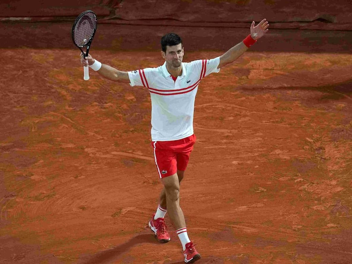 Novak Djokovic derrotó en un maratónico partido al español Rafael Nadal y definirá Roland Garros ante el griego Stefanos Tsitsipas. (AP)