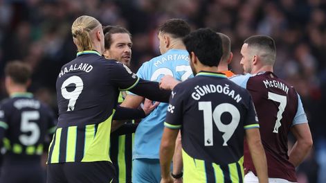 Los Andes | El Dibu se peleó con Jack Grealish. Además, tuvo una buena atajada y participó de la apertura del marcador. /Foto: Premier League