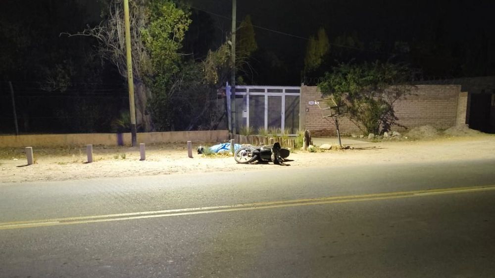 Joven motociclista murió en Luján tras chocar contra unos postes.