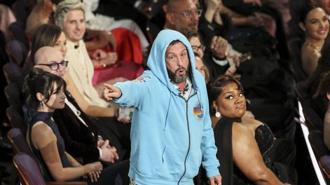  El actor Adam Sandler actúa entre el público durante la 97ª ceremonia anual de los Premios Óscar en el Teatro Dolby del barrio de Hollywood de Los Ángeles, California, EE.UU., el 02 de marzo de 2025. EFE/EPA/ALLISON DINNER