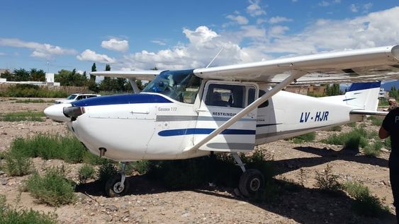 Una avioneta con tres ocupantes tuvo que realizar un aterrizaje de emergencia en Maipú