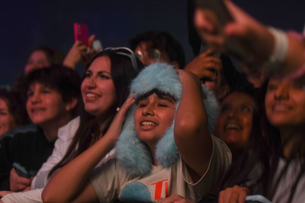 De niños a jóvenes fanáticos y adultos curiosos, el público mendocino se entregó al universo de Ca7riel y Paco Amoroso y deliró cada momento del show.