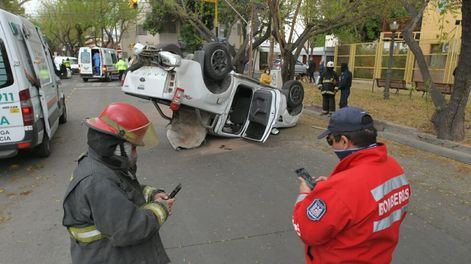 Dos heridos en accidente vial, en Quita sección de Ciudad. Una camioneta Ranger volcó tras chocar con un auto Renoult. Foto: Ignacio Blanco / Los Andes