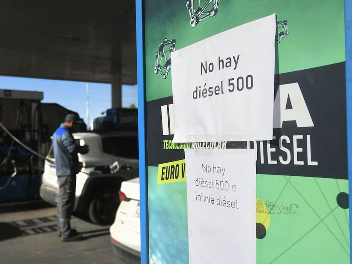 Los operadores de estaciones de servicio piden al gobierno poner fin al congelamiento de precios y ayudar para evitar la escasez de combustibles. Foto: José Gutierrez / Los Andes
