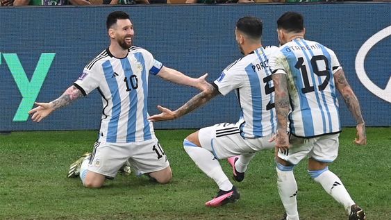 Lusail (Qatar), 18/12/2022.- Lionel Messi (L) of Argentina celebrates after scoring the 3-2 goal during the FIFA World Cup 2022 Final between Argentina and France at Lusail stadium, Lusail, Qatar, 18 December 2022. (Mundial de Fútbol, Francia, Estados Unidos, Catar) EFE/EPA/Georgi Licovski