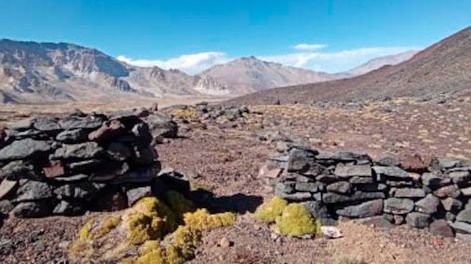 Recinto construido en piedras en el faldeo Norte del volcán Maipo.
