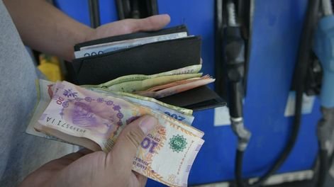 Estos son los descuentos de YPF, Axion y Shell para cargar combustible y cuándo se pueden aprovechar (Orlando Pelichotti / Los Andes)